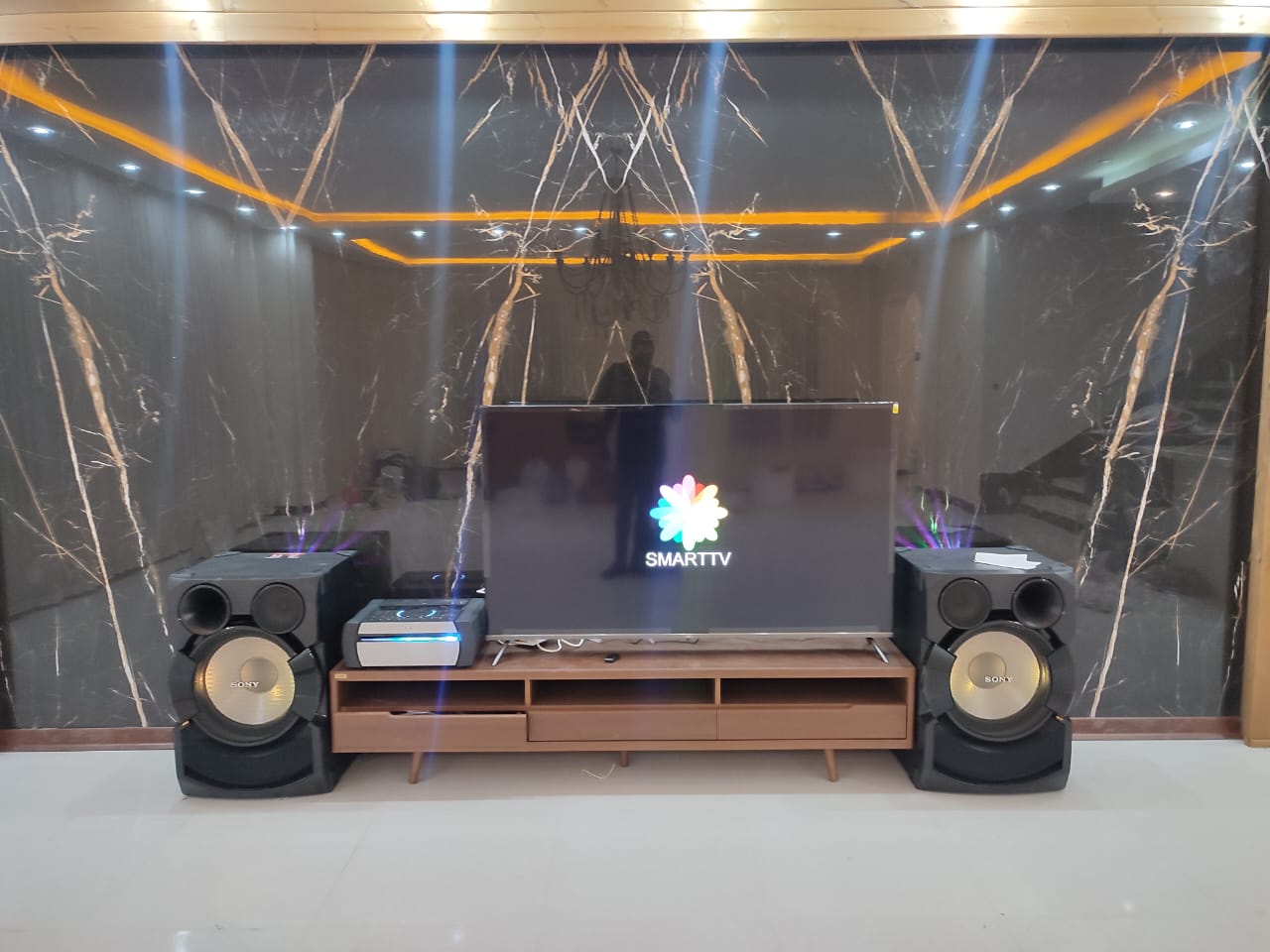 نصب تلویزیون روی میز